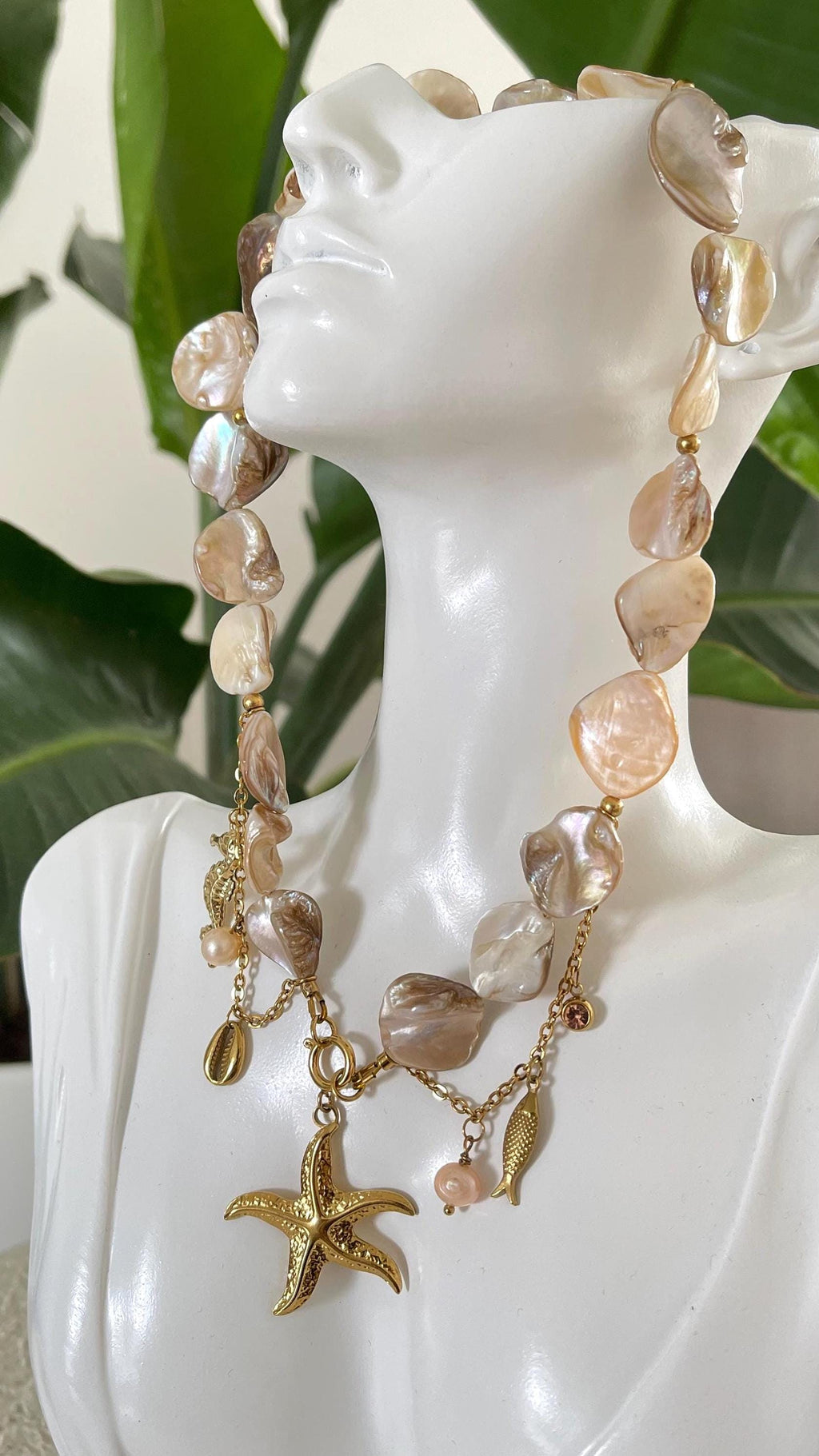 Handgemaakte schelpketting met 18K gold plated charms, zeester en zoetwaterparels