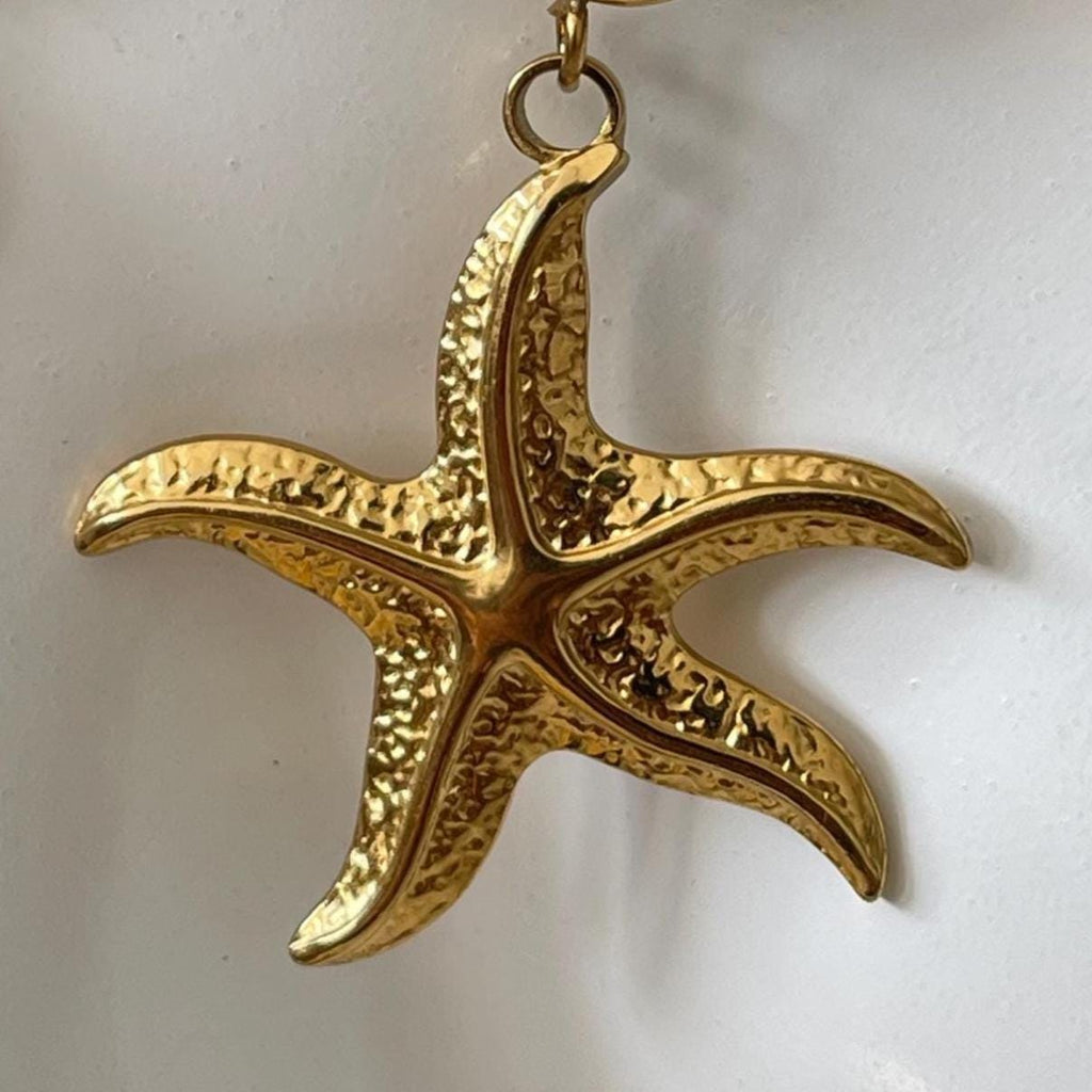 Handgemaakte schelpketting met 18K gold plated charms, zeester en zoetwaterparels