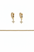 Clean flat lay oorbellen en armband