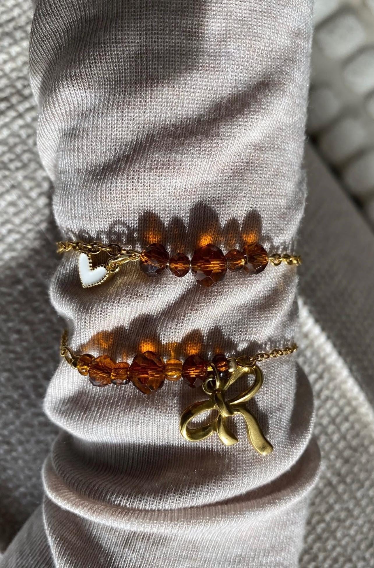 Handgemaakte glas kralen armband – Bow, Heart, bruin & burgundy red, 18K Gold Plated