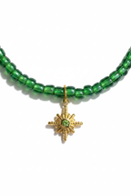 North Star Charm – Close-up witte achtergrond