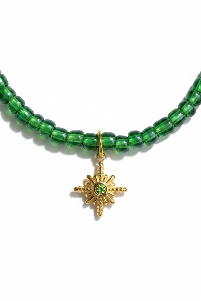 North Star Charm – Close-up witte achtergrond